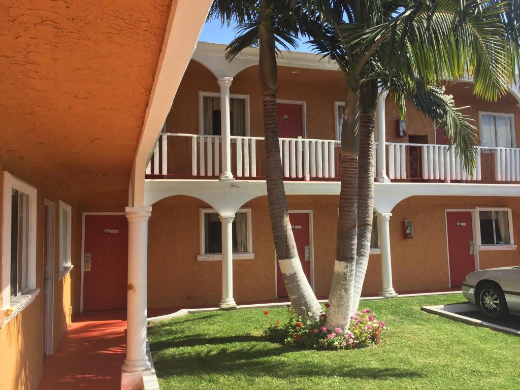 Paradise Inn & Suites